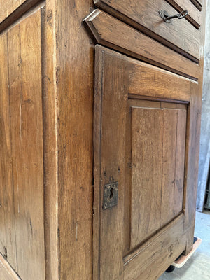 Homme debut / tall cupboard