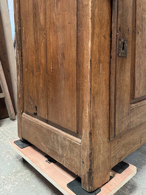 Homme debut / tall cupboard