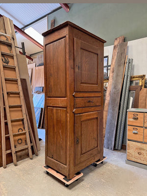 Homme debut / tall cupboard