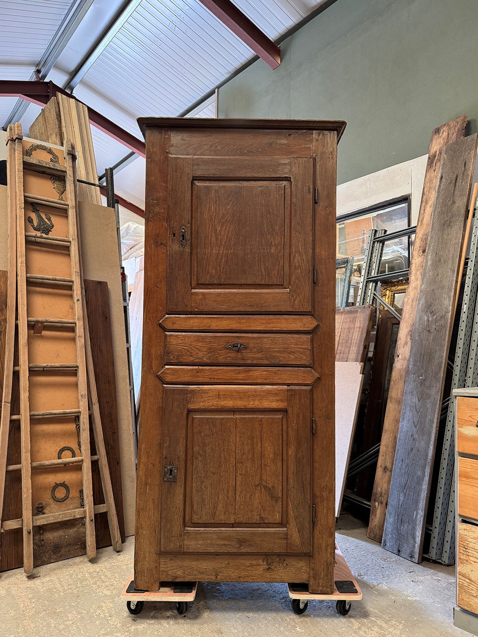 Homme debut / tall cupboard