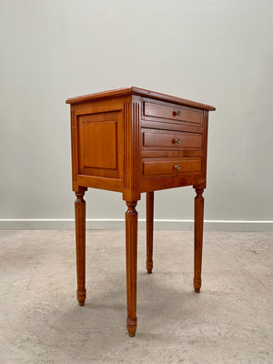 Pair of bedsides with drawers