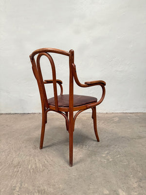 Bentwood chair with arms