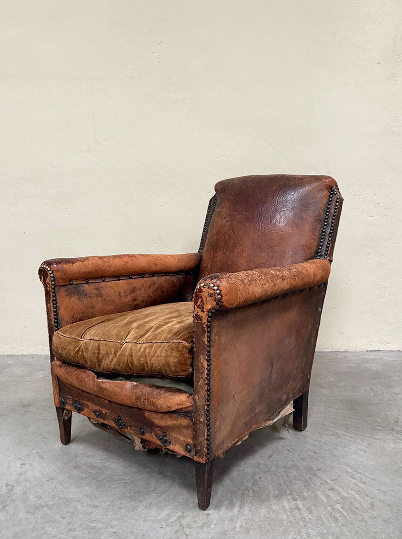 Leather armchair with studs 'as is'