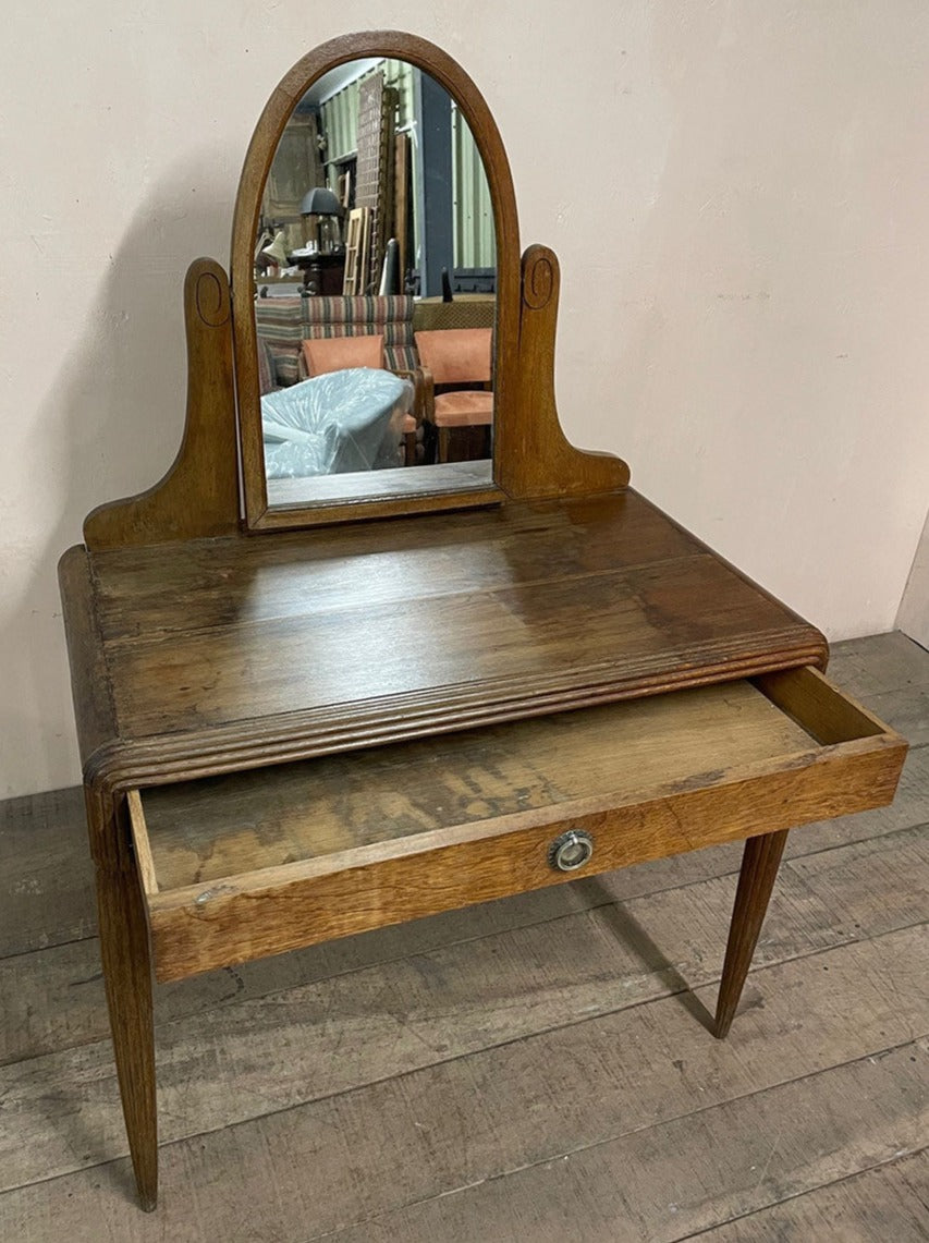 Fluted legs dressing table