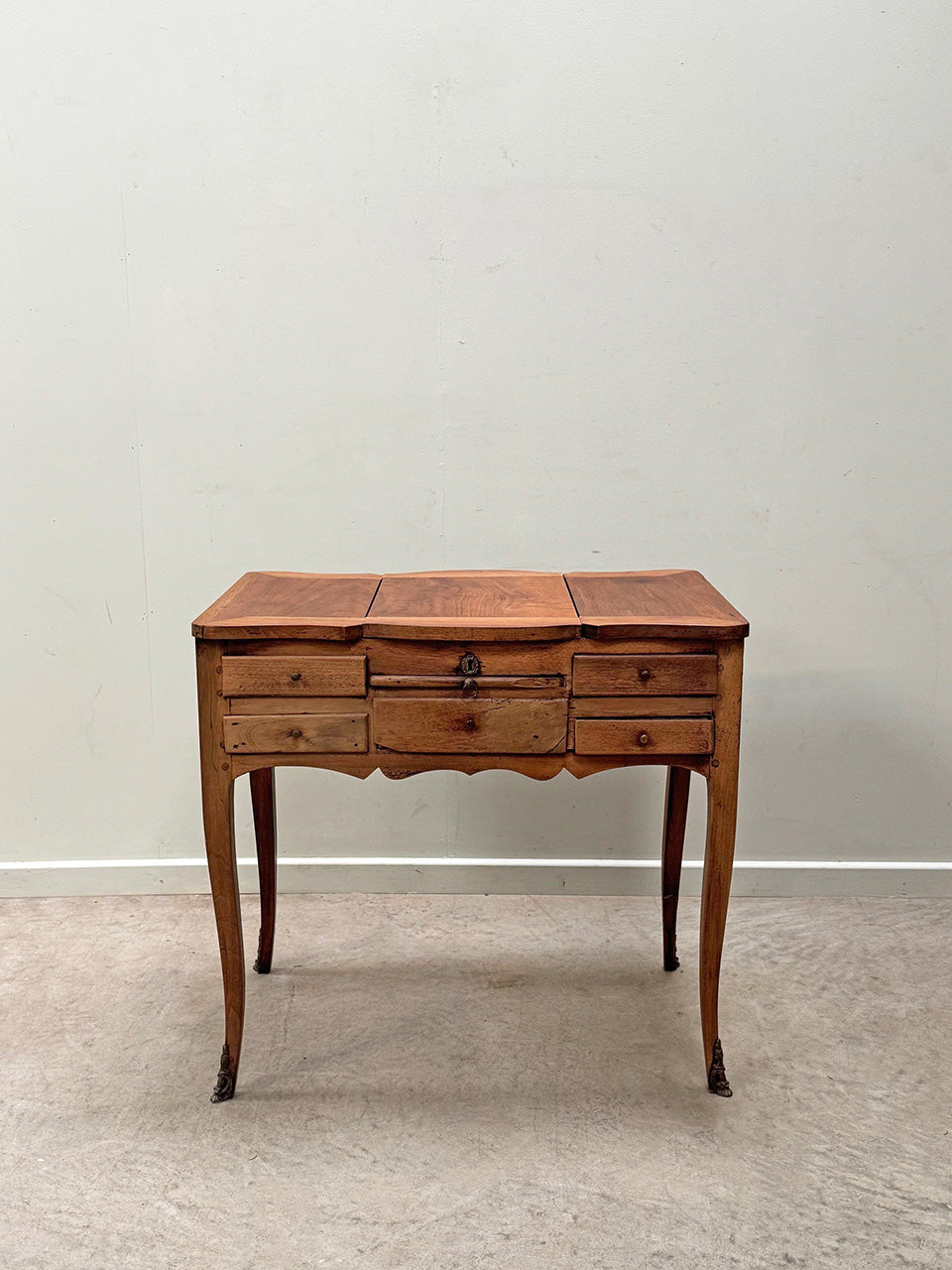 Lift up top dressing table (Reserved)