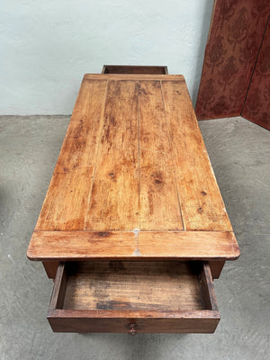 Fluted legs kitchen table