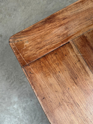 Fluted legs kitchen table