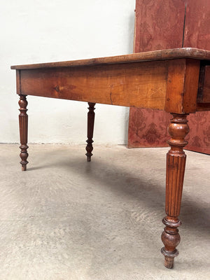 Fluted legs kitchen table