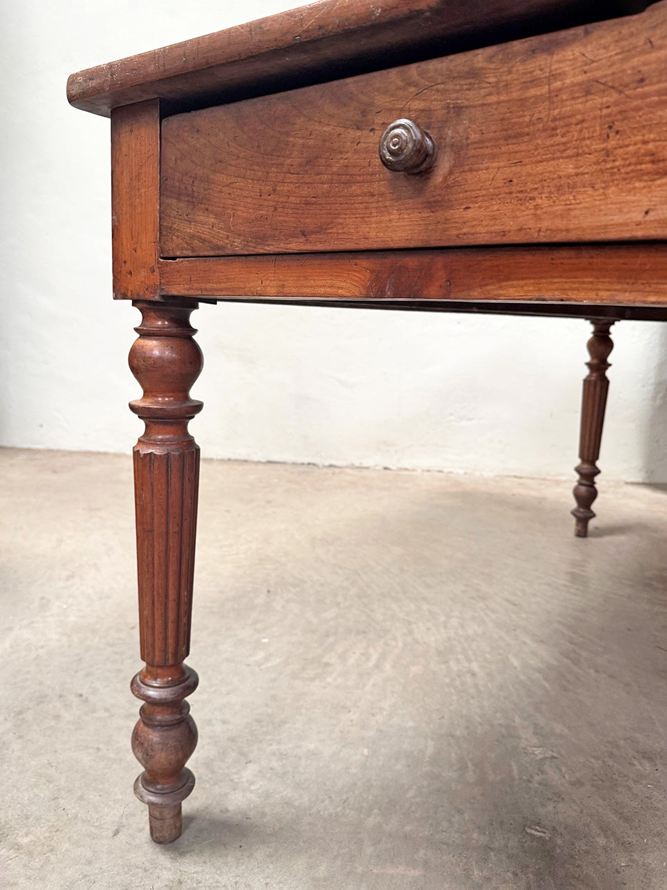 Fluted legs kitchen table