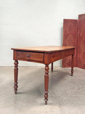Fluted legs kitchen table