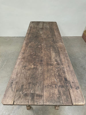 Long raised table