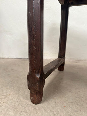 Stretchered ends table