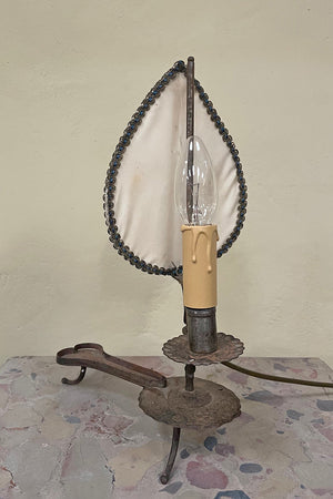 Shield table lamp