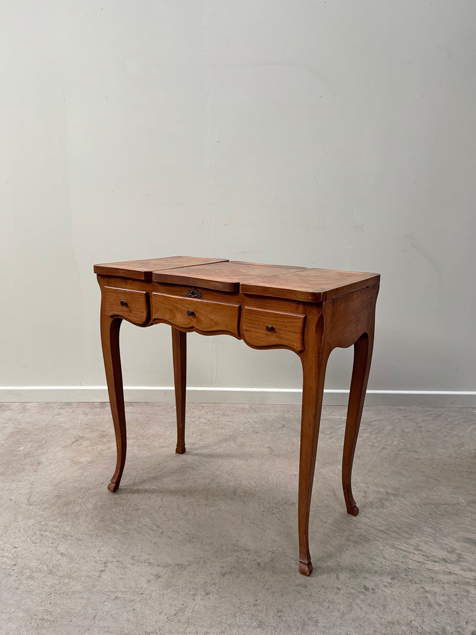 Lift top dressing table