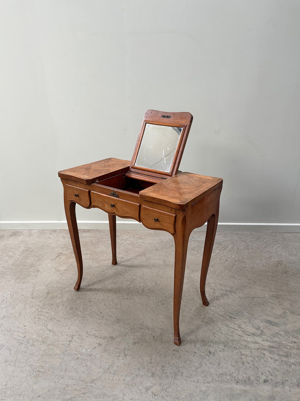 Lift top dressing table