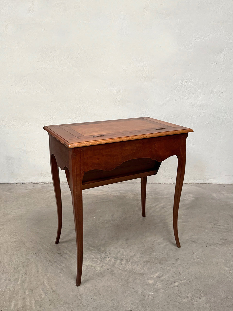 Capucin style bureau