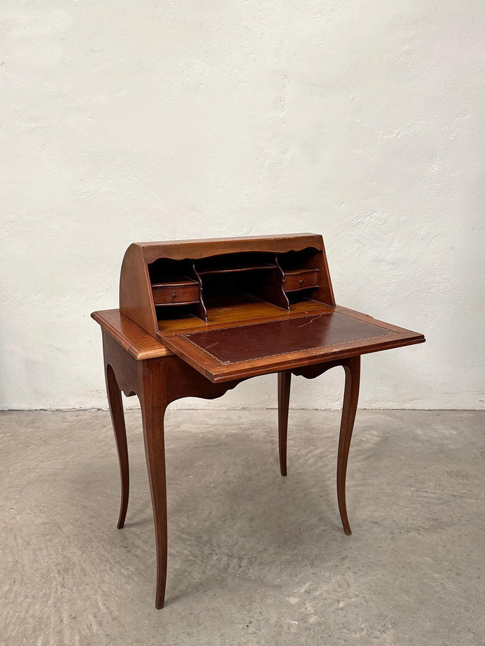 Capucin style bureau