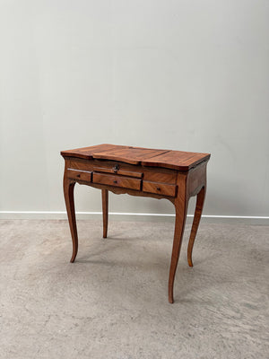 Dressing table with marquetry