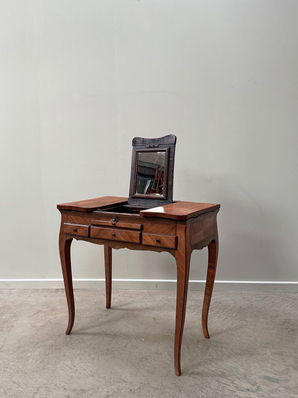 Dressing table with marquetry