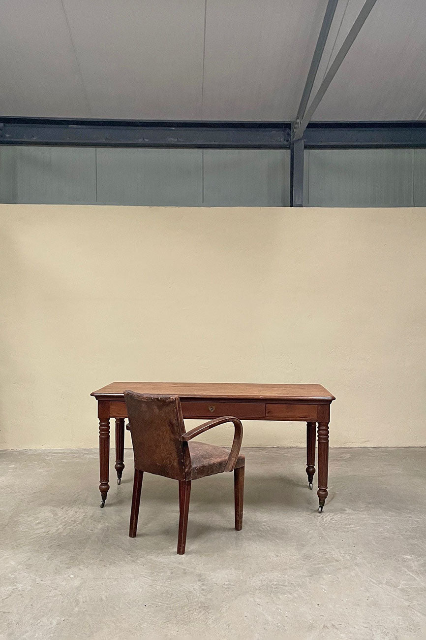 Desk on castors