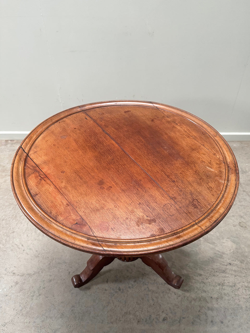Round tilt top table