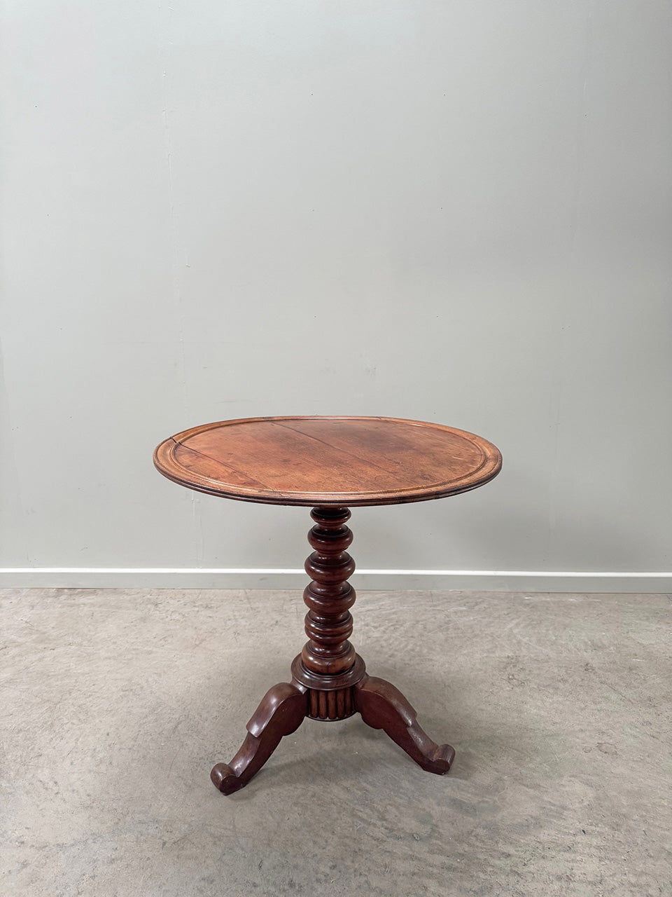 Round tilt top table