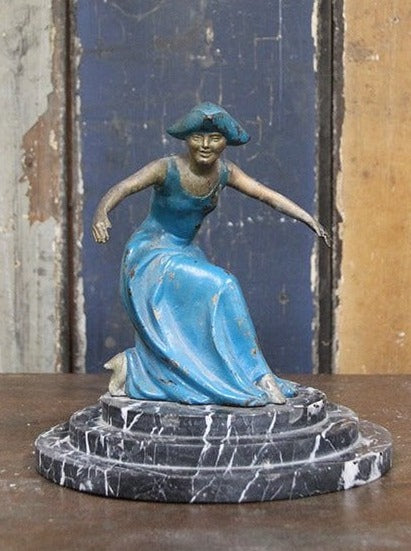 1920's curtseying figurine