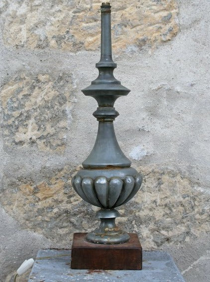 Zinc lamp base