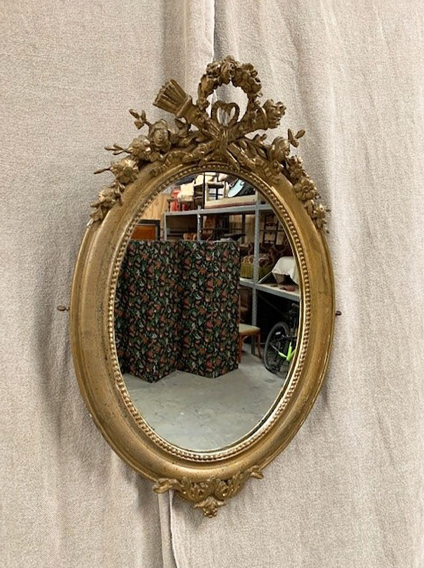Oval mirror with crest