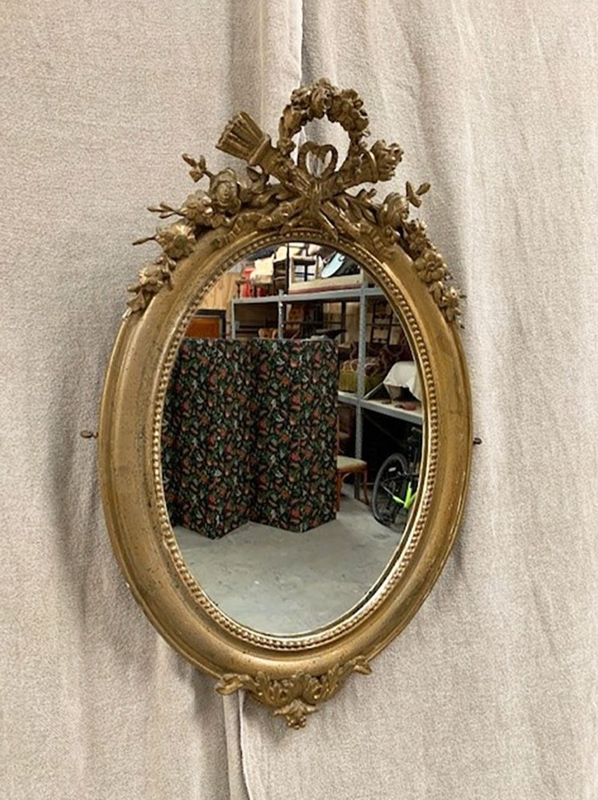 Small oval mirror with crest
