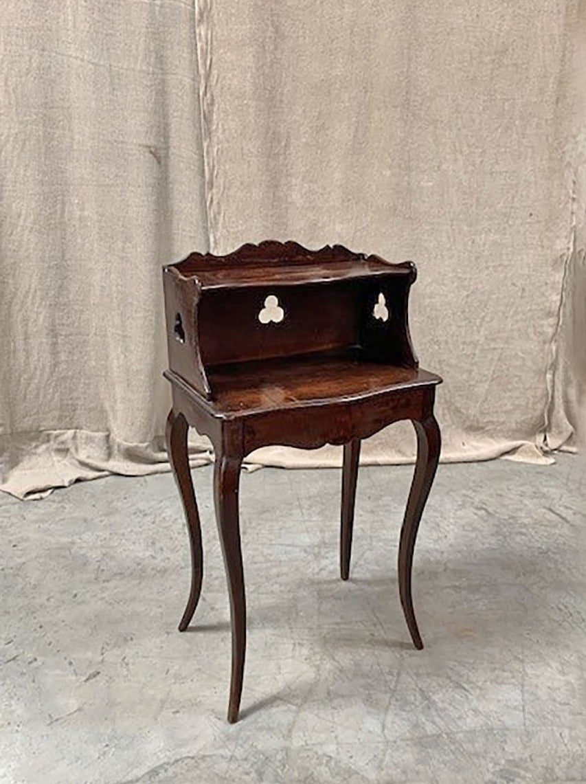 Cut out 'club' chevet